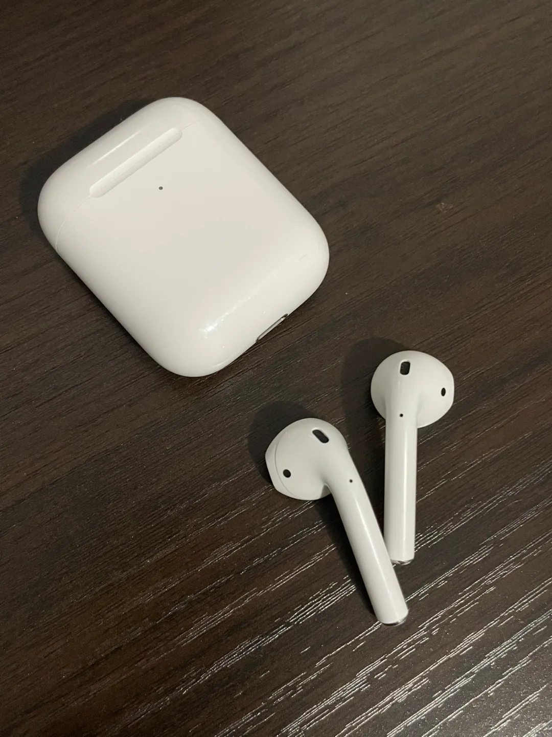 Apple AirPods with Case (2nd Generation) image indicator(3)