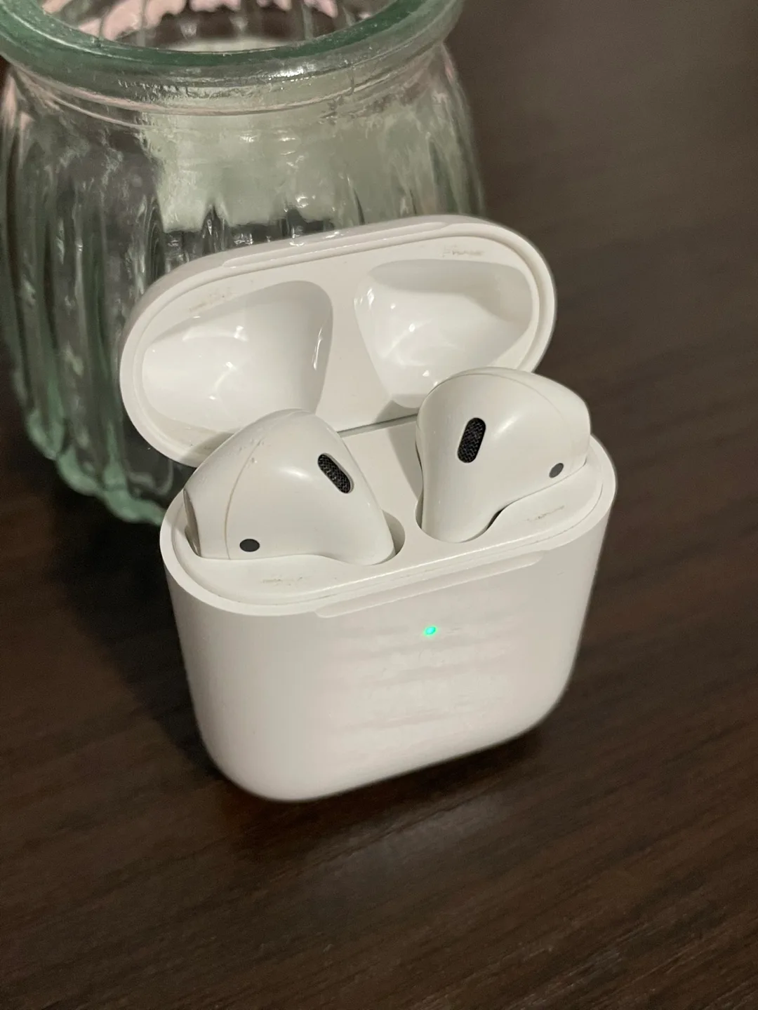 Apple AirPods with Case (2nd Generation) image indicator(2)