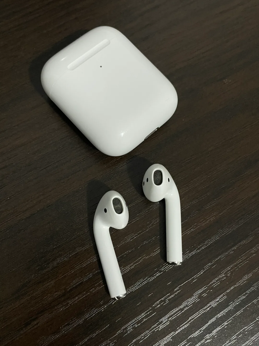 Apple AirPods with Case (2nd Generation) image indicator(4)