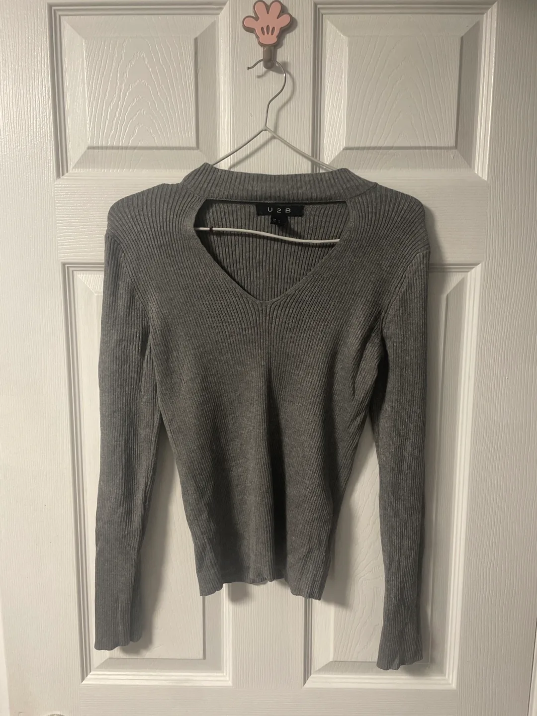 #freecycle U2B Grey Choker V-Neck Sweater image indicator(2)