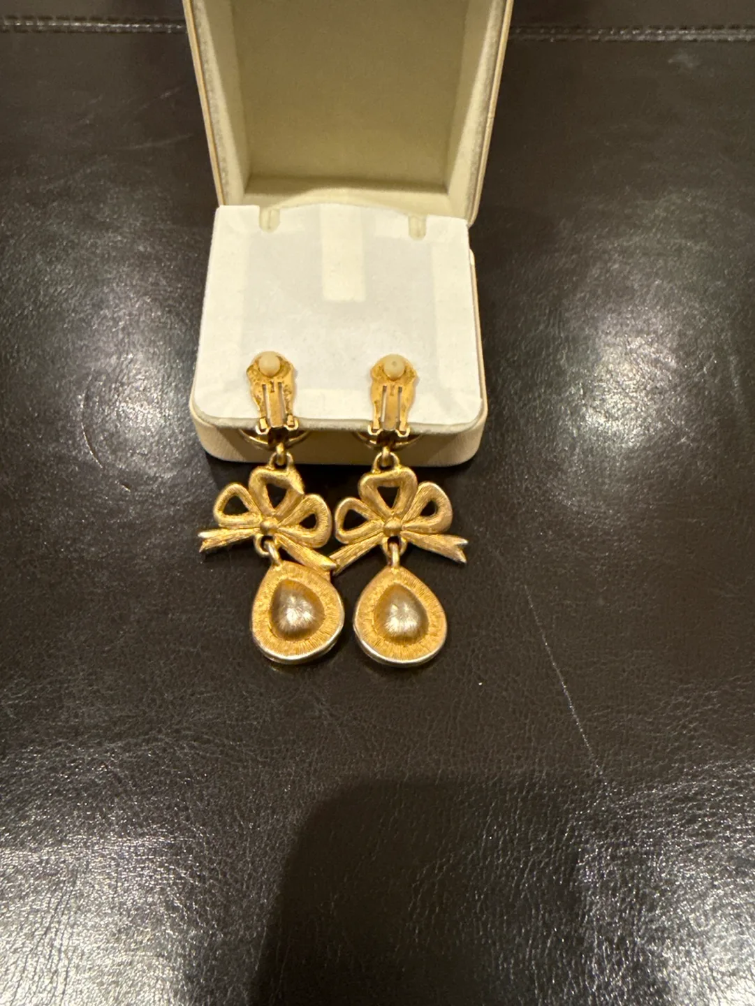 Vintage Gold Tone Dangle Earrings image indicator(2)