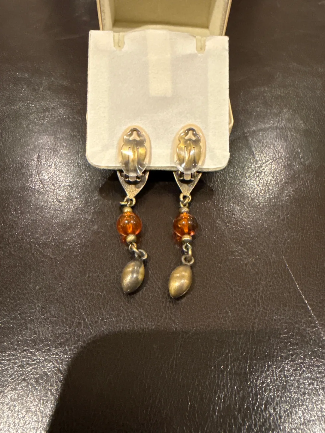 Vintage Clip On Earrings image indicator(2)