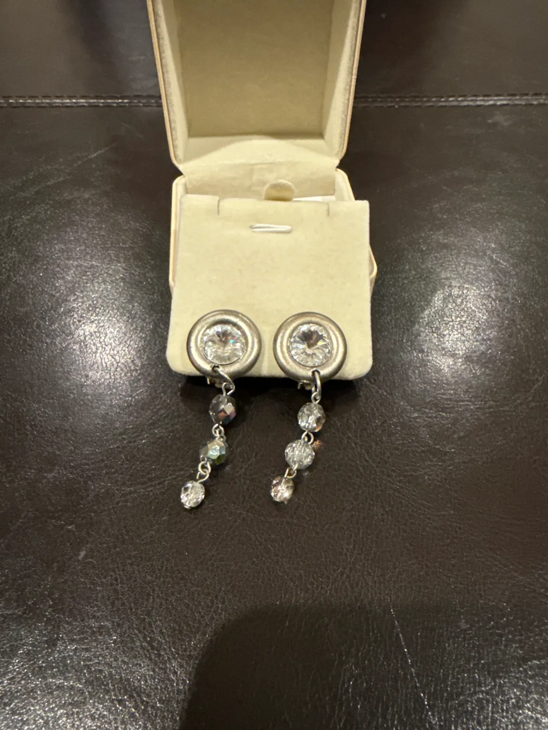 Silver Tone Dangle Earrings image indicator(2)