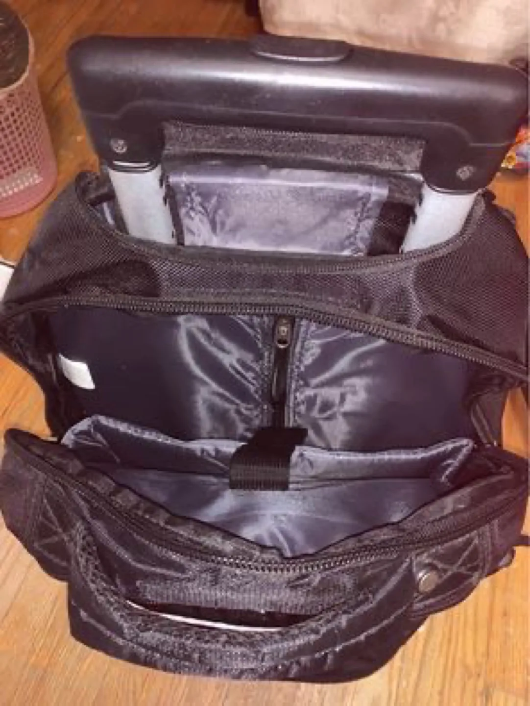 Swiss Gear Rolling Backpack image indicator(6)