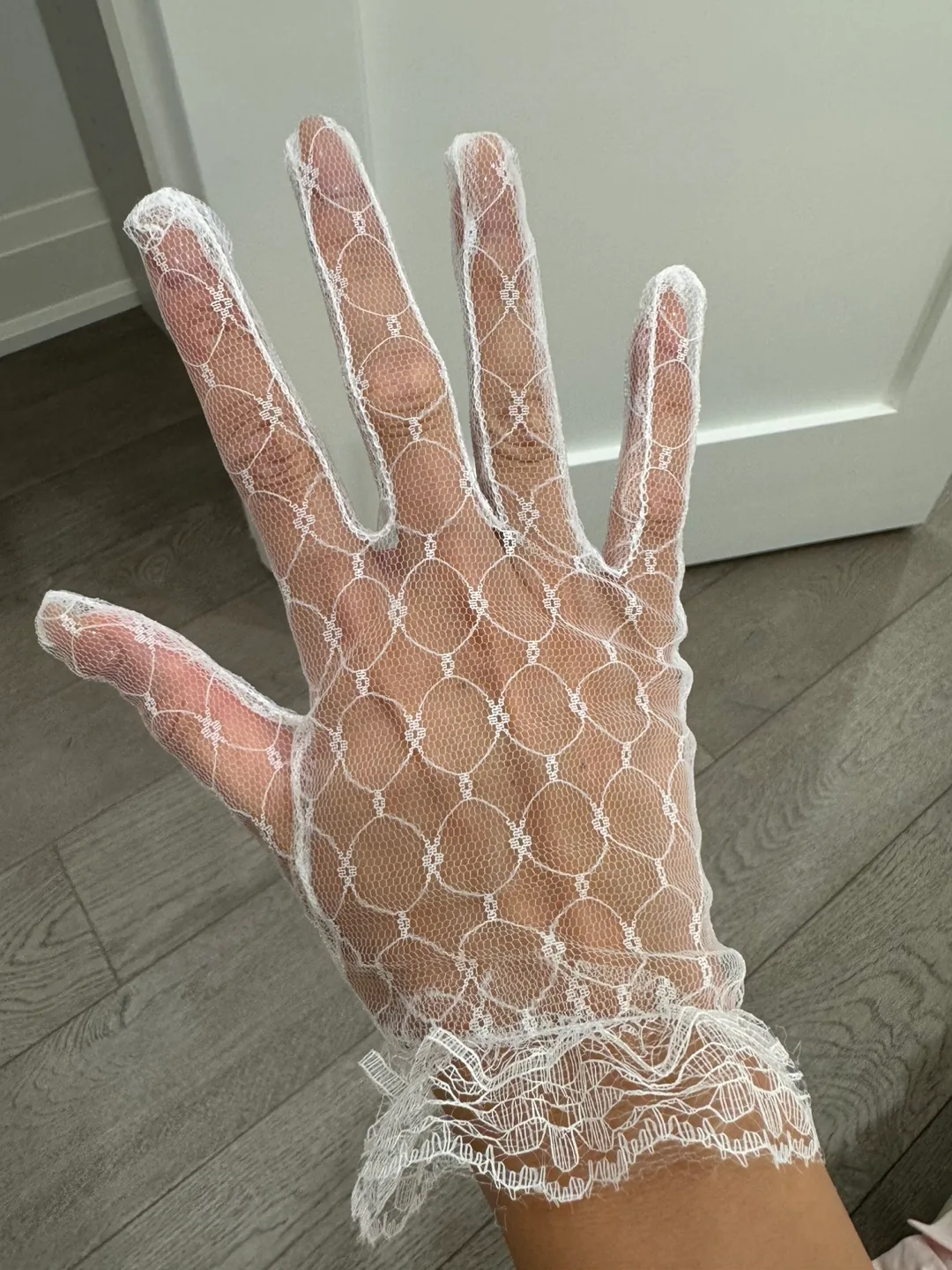 Elegant Wedding Gloves - Perfect for Your Special Day! image indicator(2)