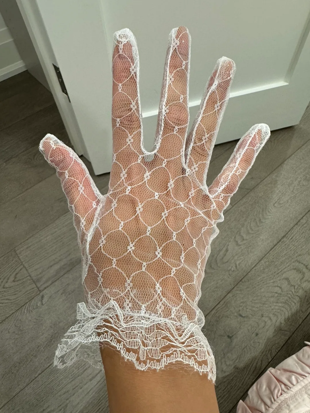 Elegant Wedding Gloves - Perfect for Your Special Day! image indicator(3)