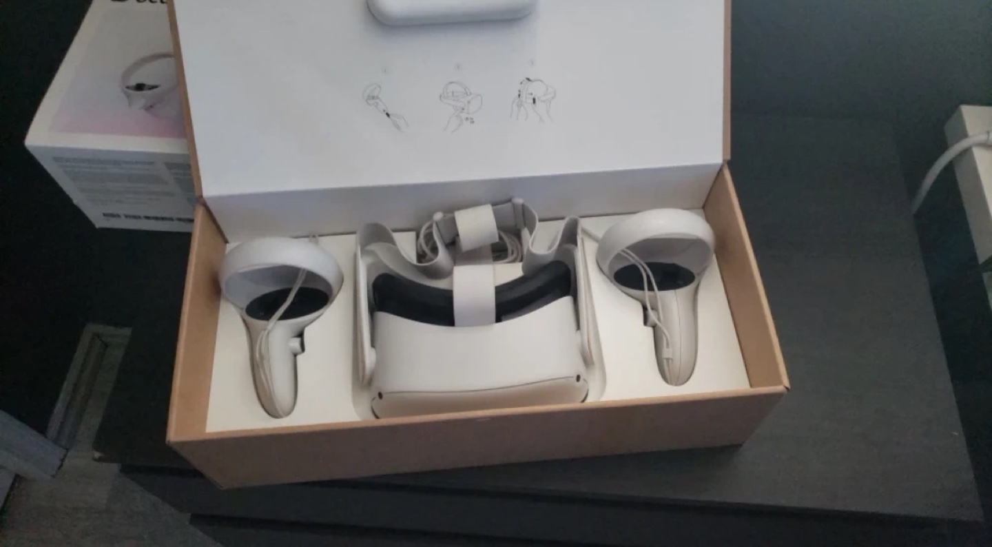 Oculus Quest 2 VR Headset - photo 3