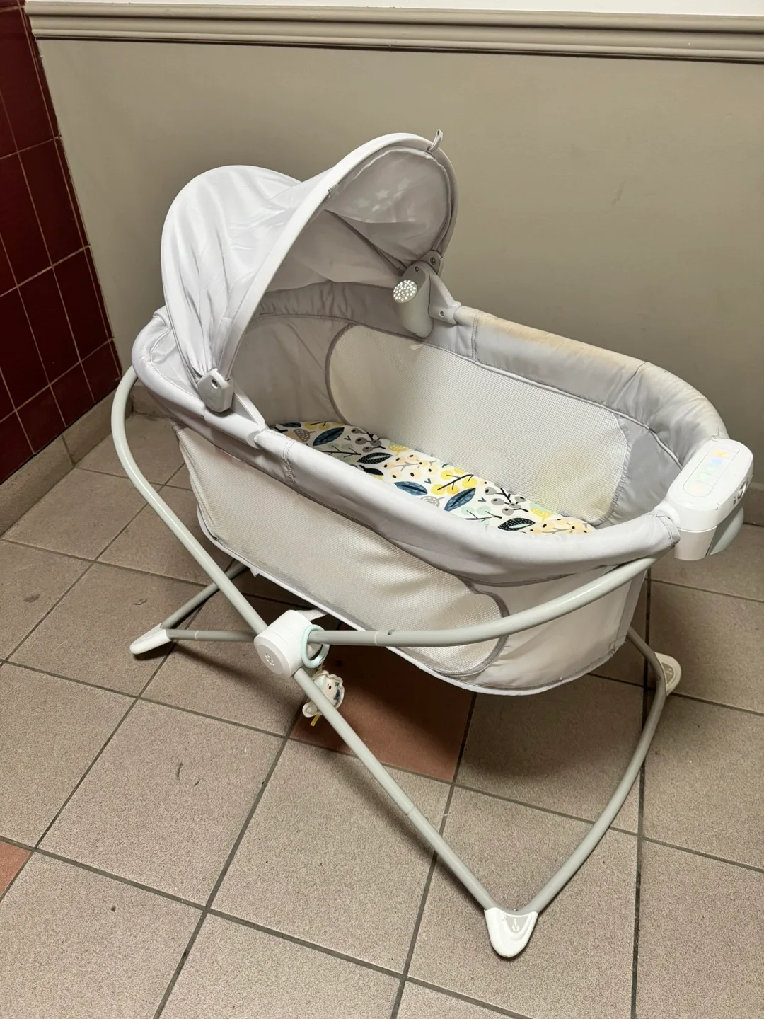 Baby Bassinet with Canopy and Vibrations image indicator(3)