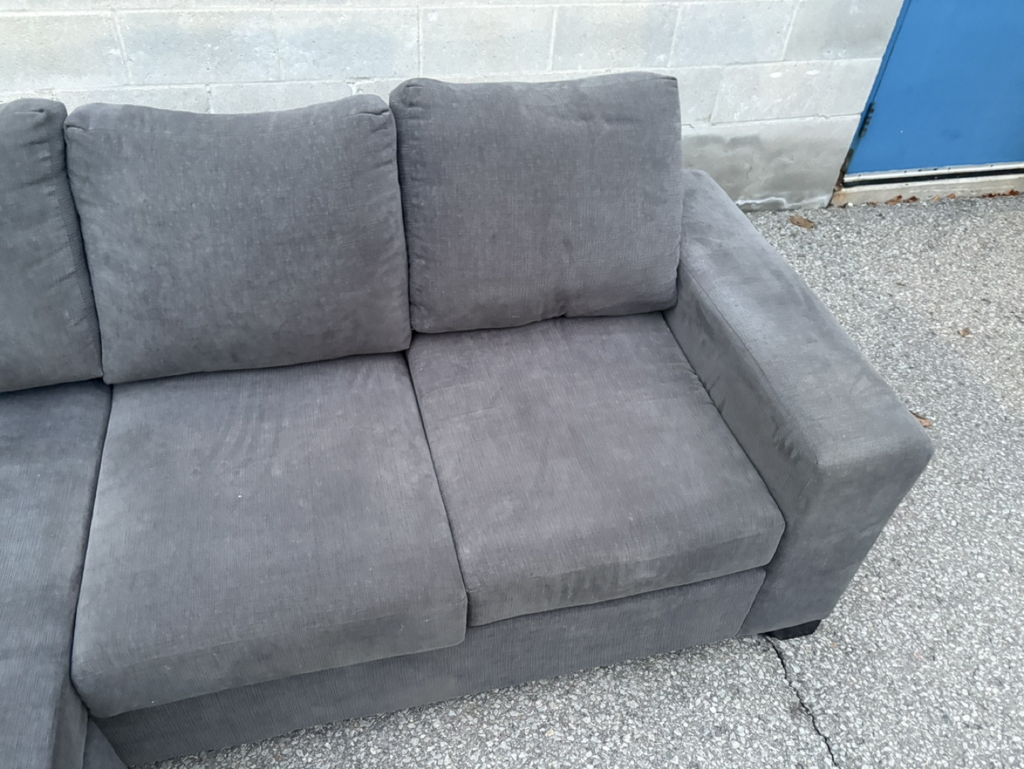 FREE DELIVERY✅• GREY SECTIONAL COUCH / SOFA w/ REVERSIBLE CHAISE - photo 5