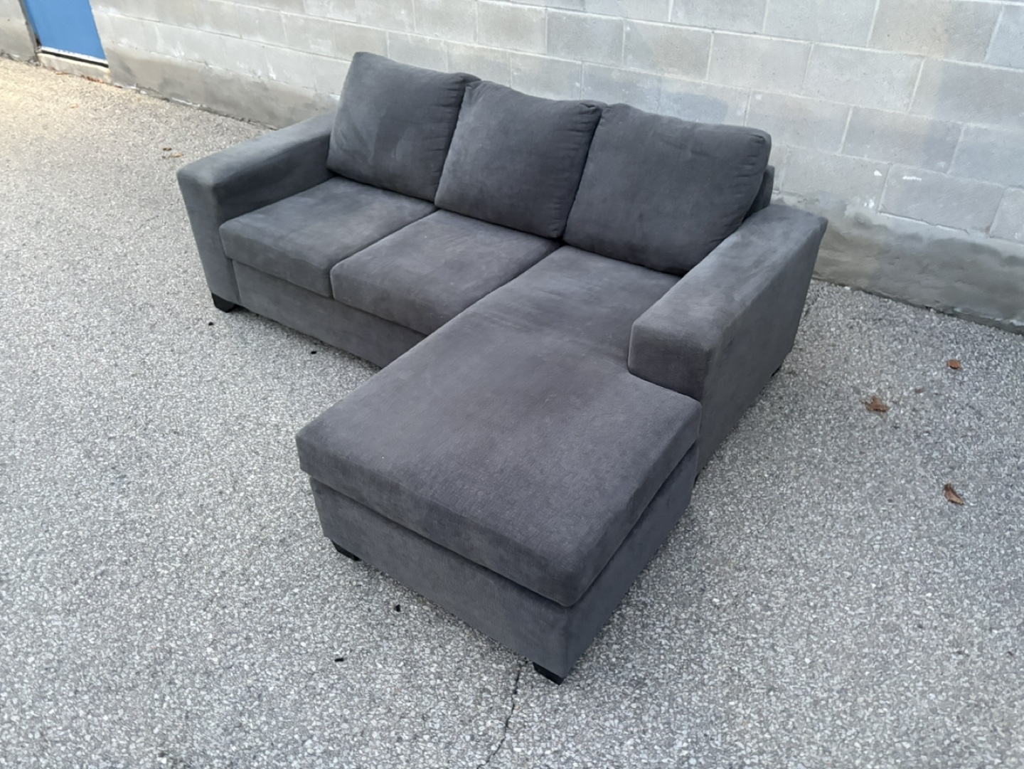 FREE DELIVERY✅• GREY SECTIONAL COUCH / SOFA w/ REVERSIBLE CHAISE - photo 2