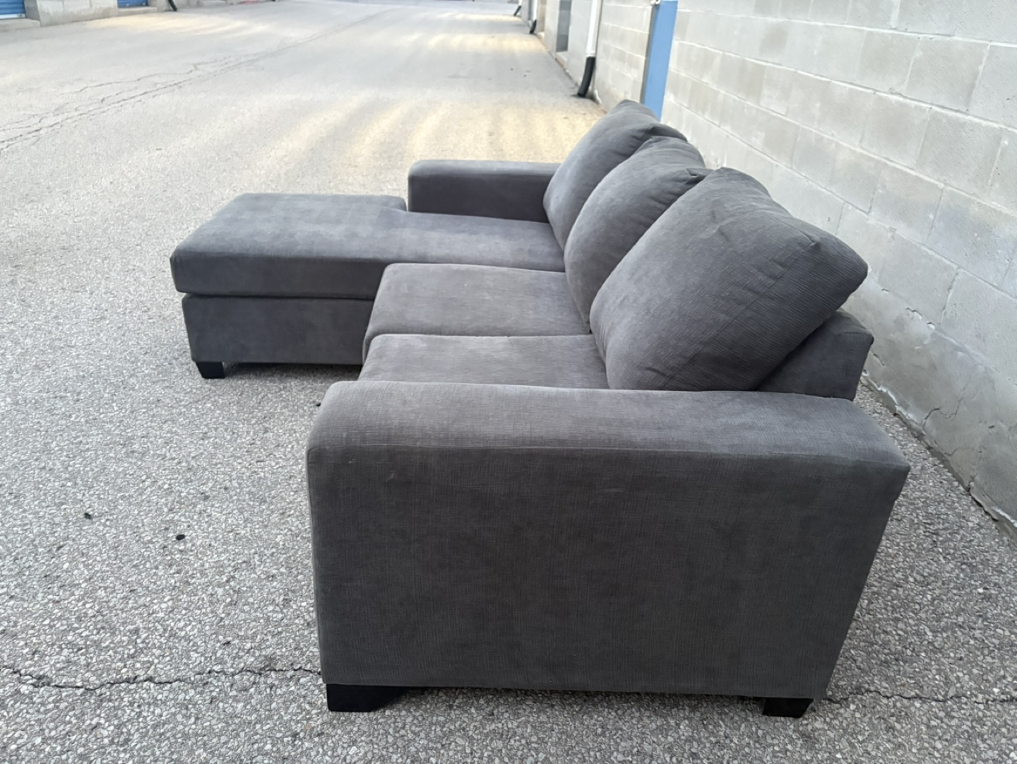 FREE DELIVERY✅• GREY SECTIONAL COUCH / SOFA w/ REVERSIBLE CHAISE - photo 4