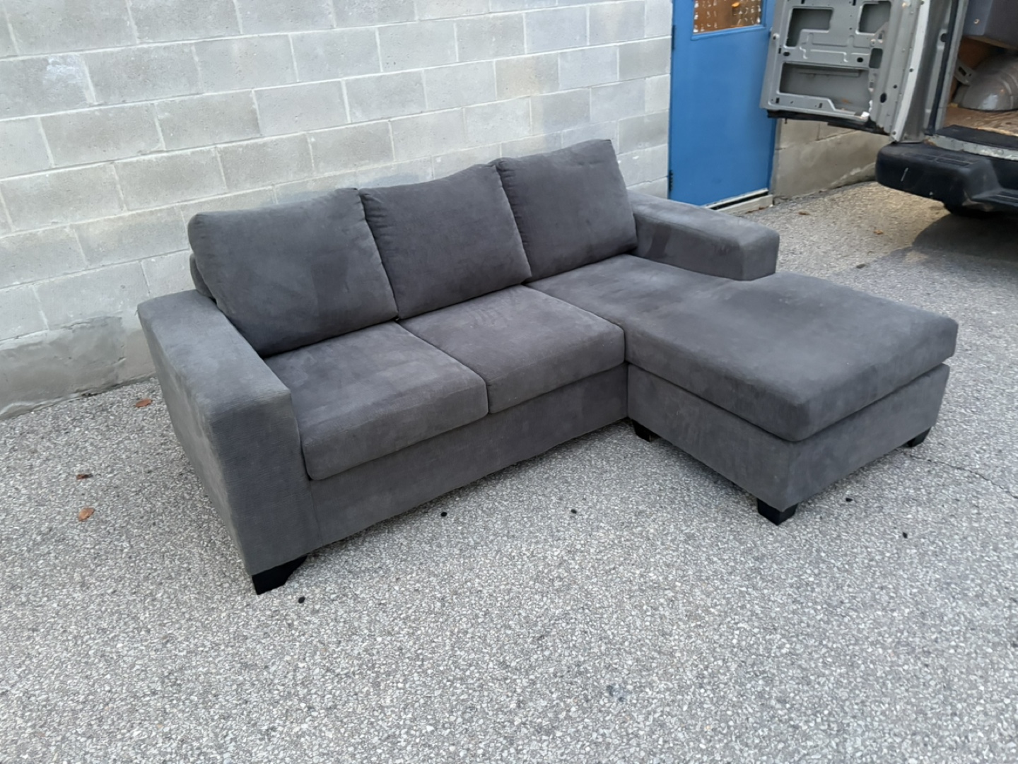 FREE DELIVERY✅• GREY SECTIONAL COUCH / SOFA w/ REVERSIBLE CHAISE - photo 3