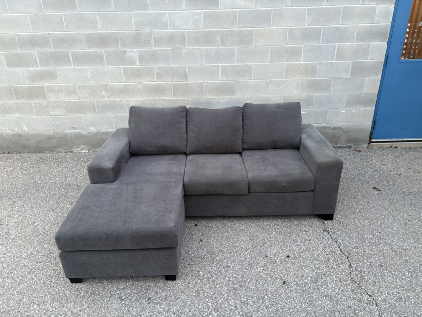 FREE DELIVERY✅• GREY SECTIONAL COUCH / SOFA w/ REVERSIBLE CHAISE