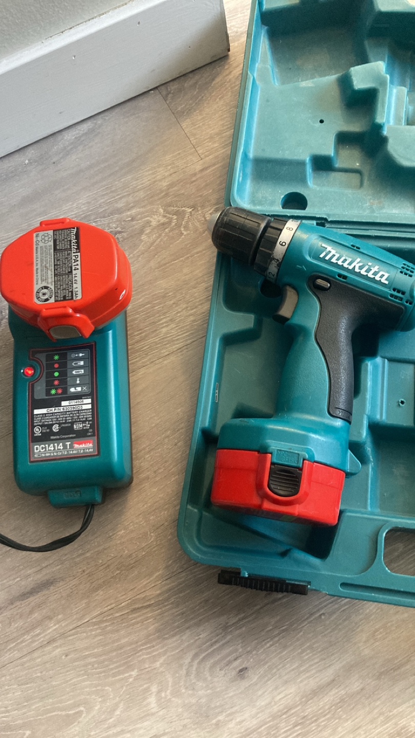 Makita Cordless Drill - photo 2