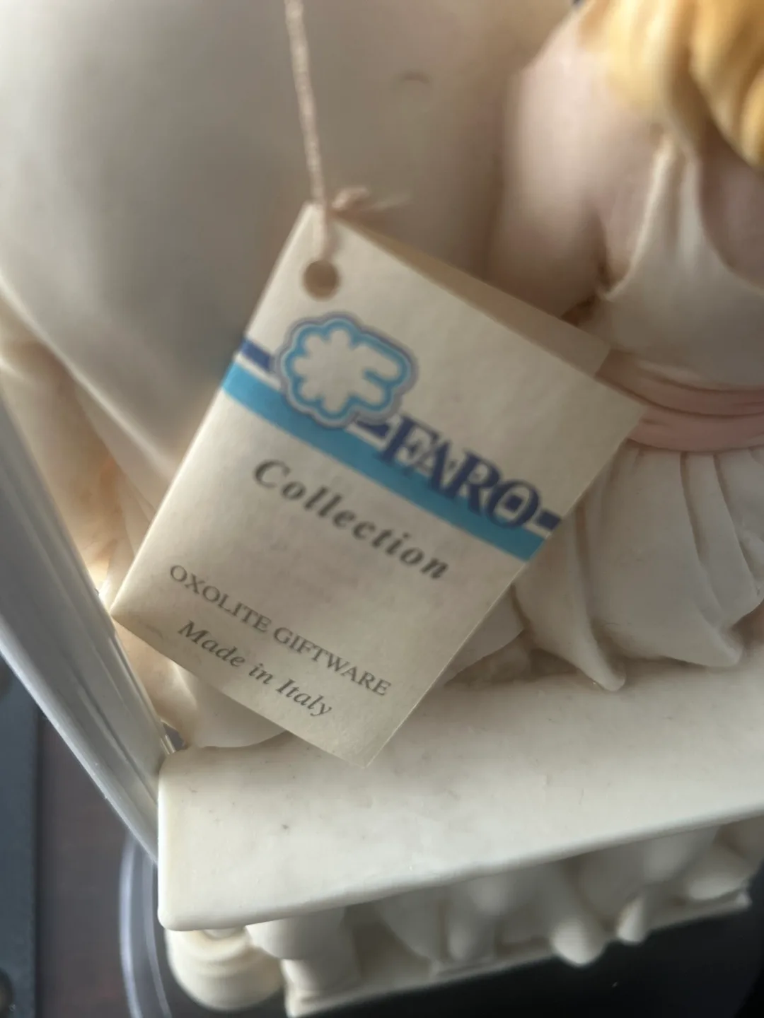 Faro Collection Couple Figurine image indicator(3)