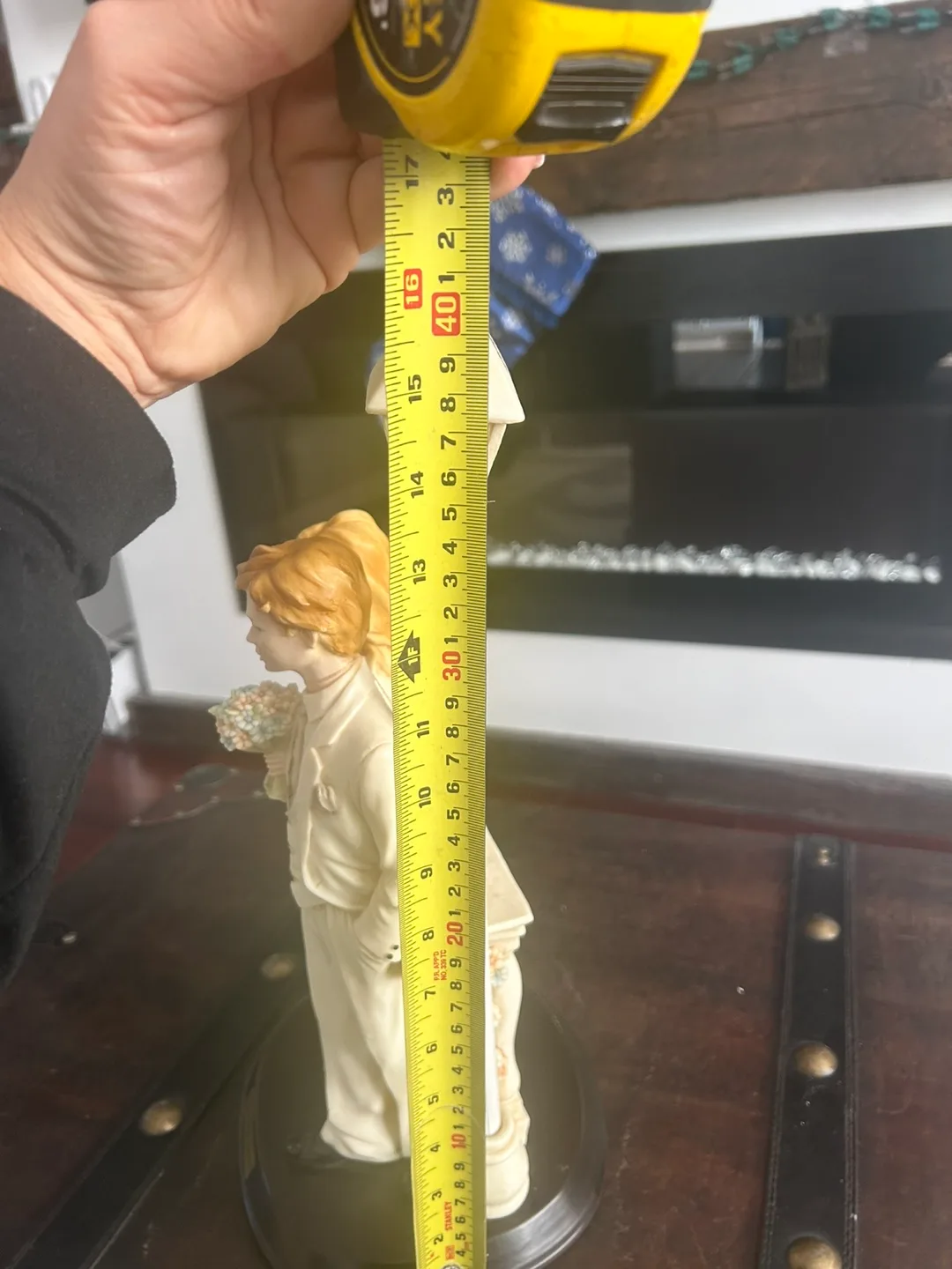 Faro Collection Couple Figurine image indicator(4)