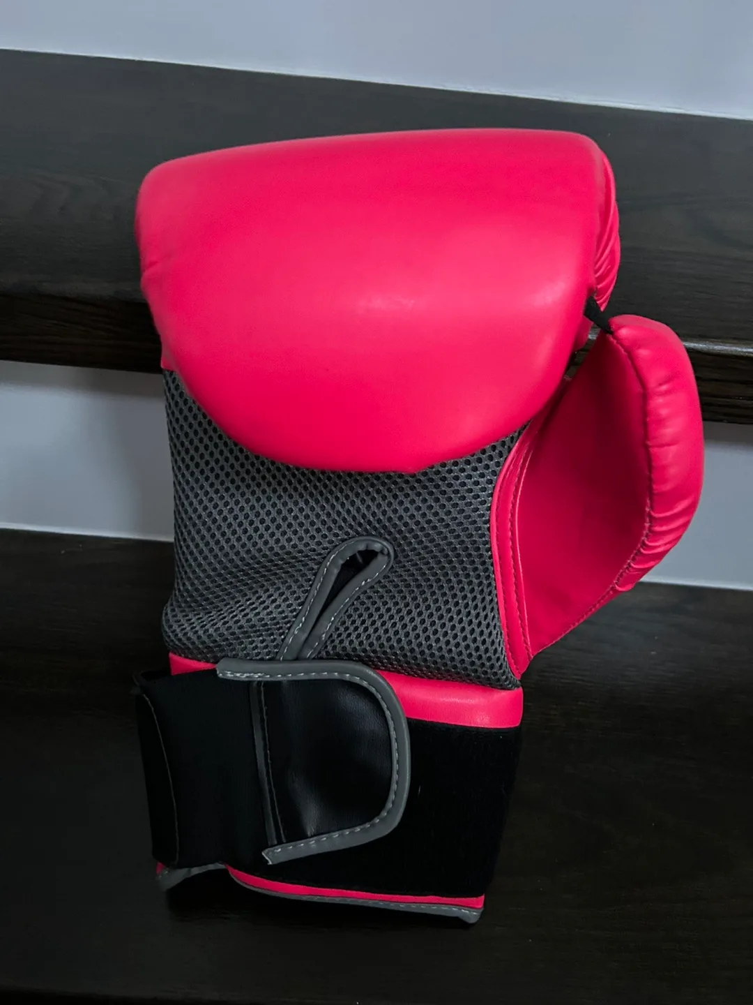 14 oz Women's Pro Style Boxing Gloves image indicator(2)