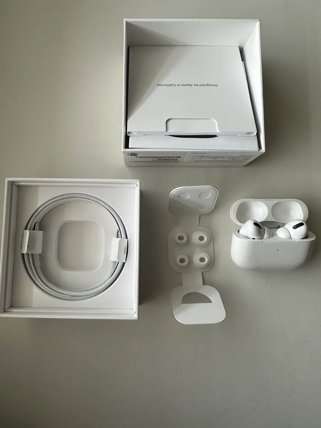 Apple AirPods Pro with Wireless Charging Case image indicator(5)