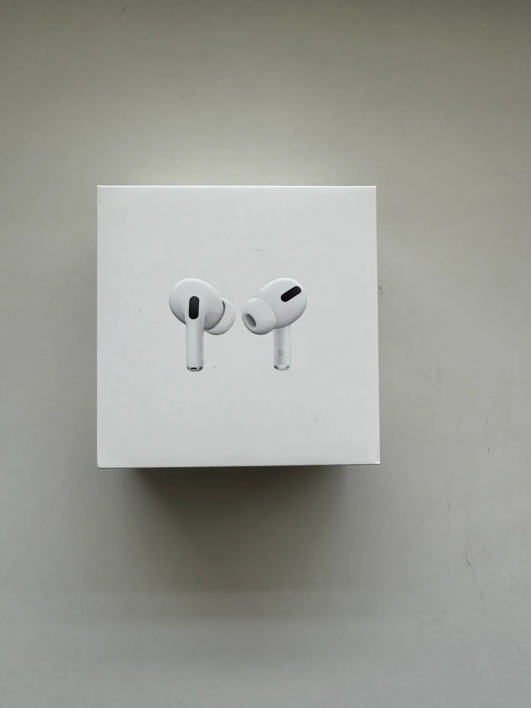 Apple AirPods Pro with Wireless Charging Case image indicator(2)