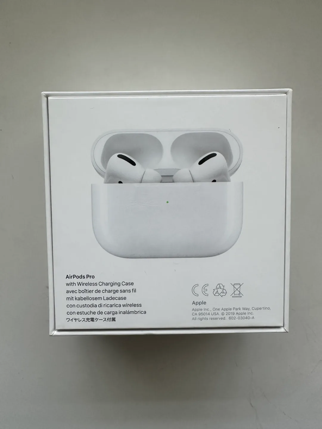 Apple AirPods Pro with Wireless Charging Case image indicator(3)