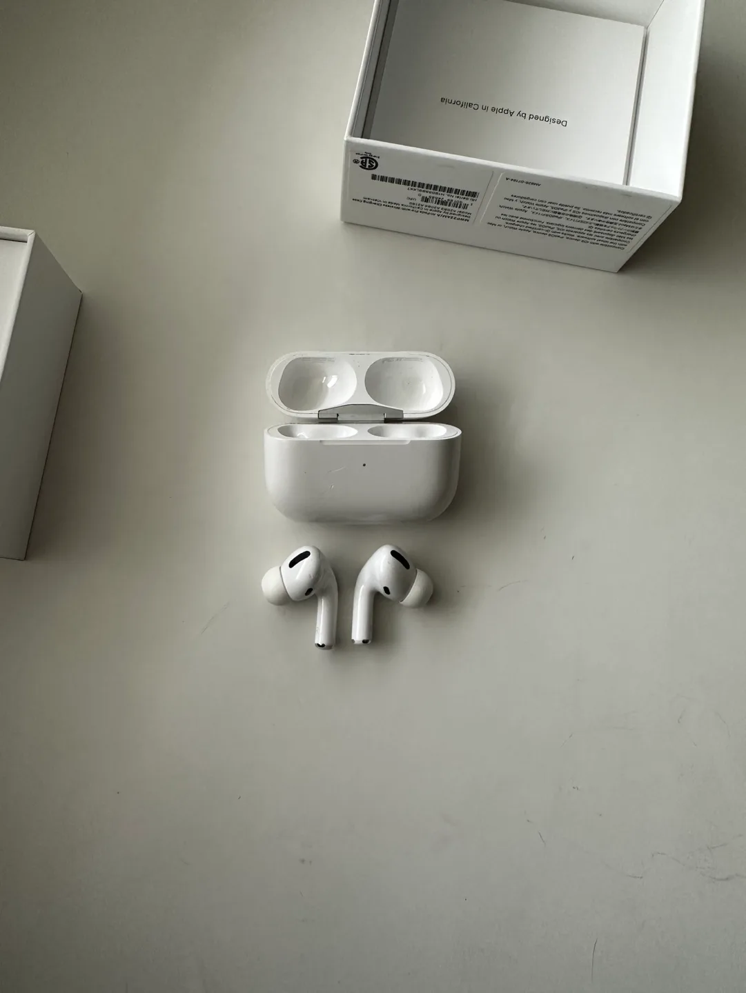 Apple AirPods Pro with Wireless Charging Case image indicator(8)