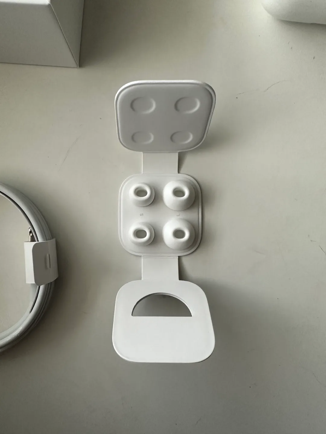 Apple AirPods Pro with Wireless Charging Case image indicator(7)