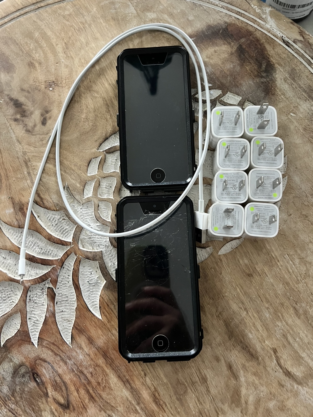 2 iPhones, 8 Chargers and a Cable #freecycle - photo 2