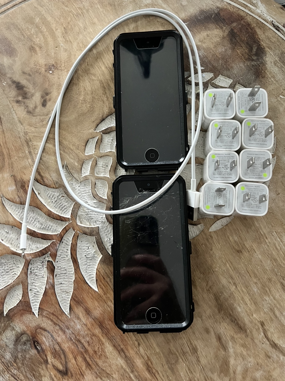 2 iPhones, 8 Chargers and a Cable #freecycle - photo 4