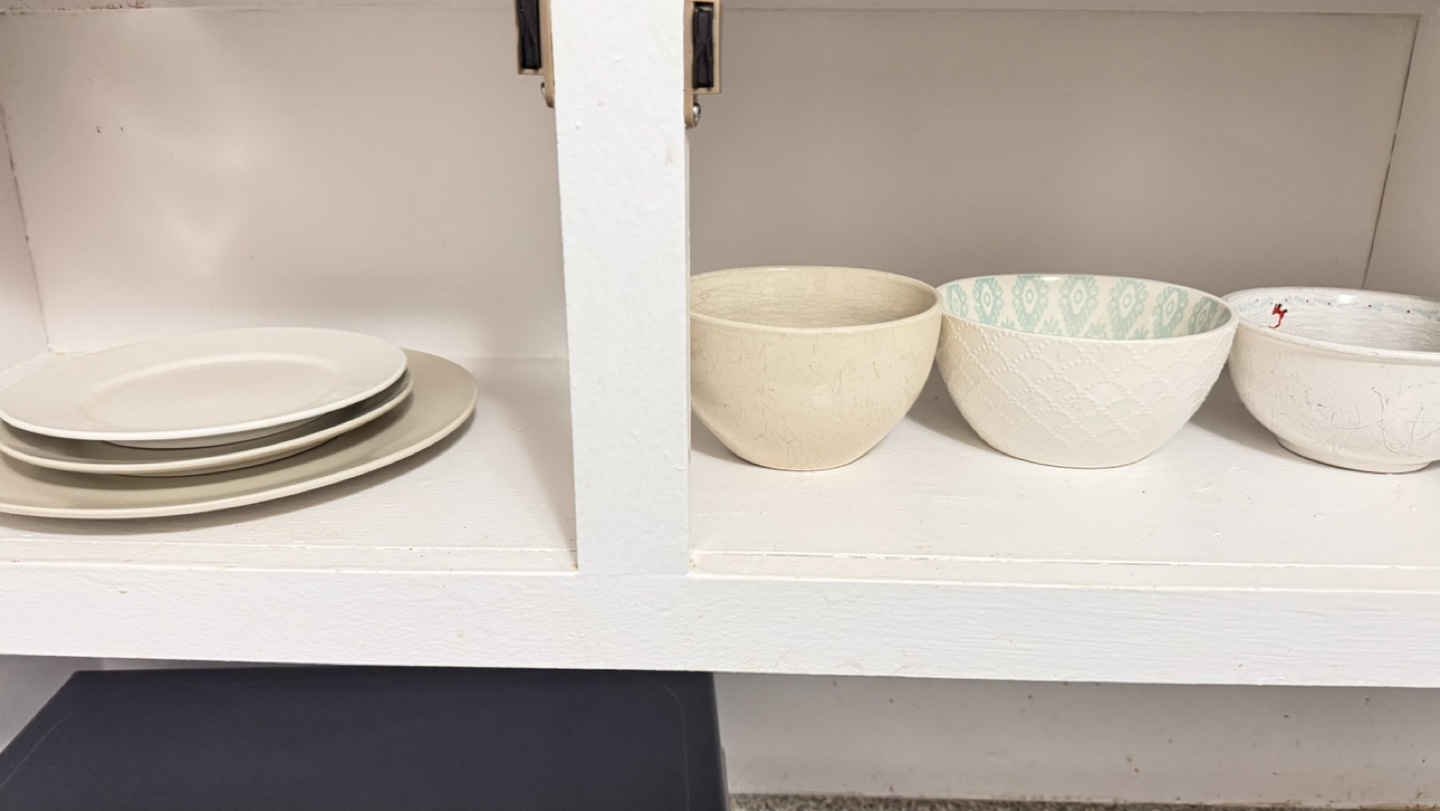 Set of 3 Ceramic Bowls + Mug + 5 knives + 3 plates  #freecycle - photo 4