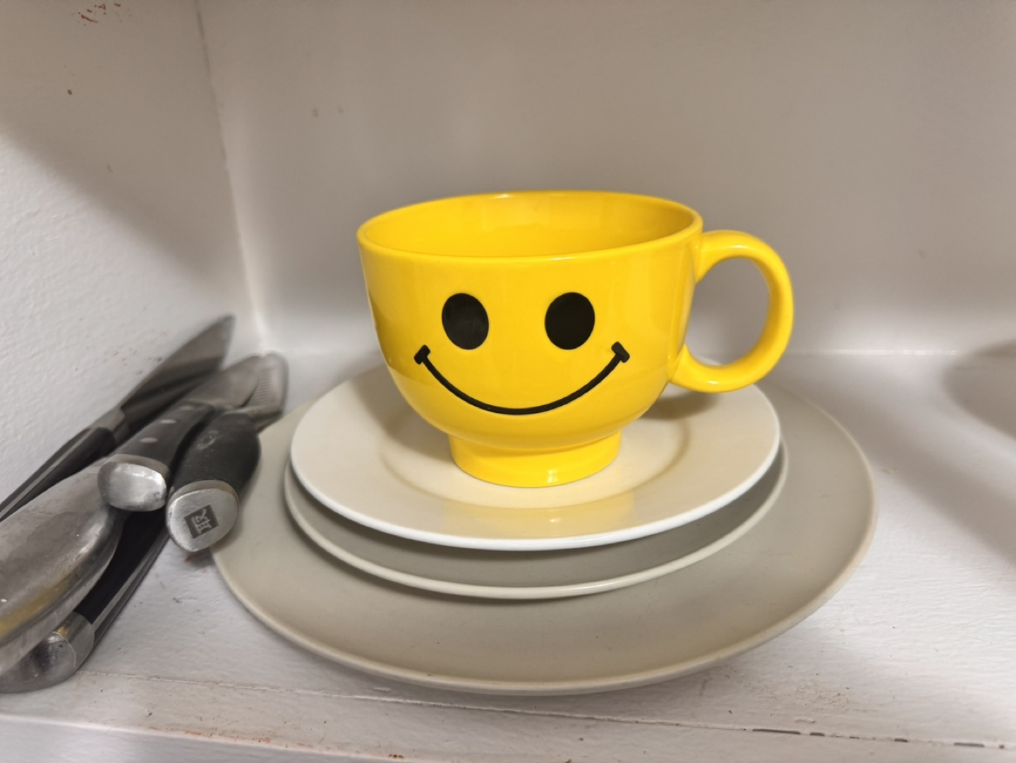 Set of 3 Ceramic Bowls + Mug + 5 knives + 3 plates  #freecycle - photo 3