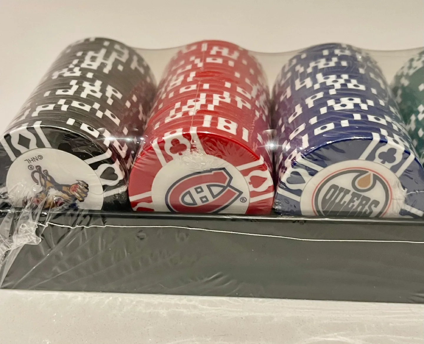 NHL Playing cards, poker chips & NHL book. image indicator(7)