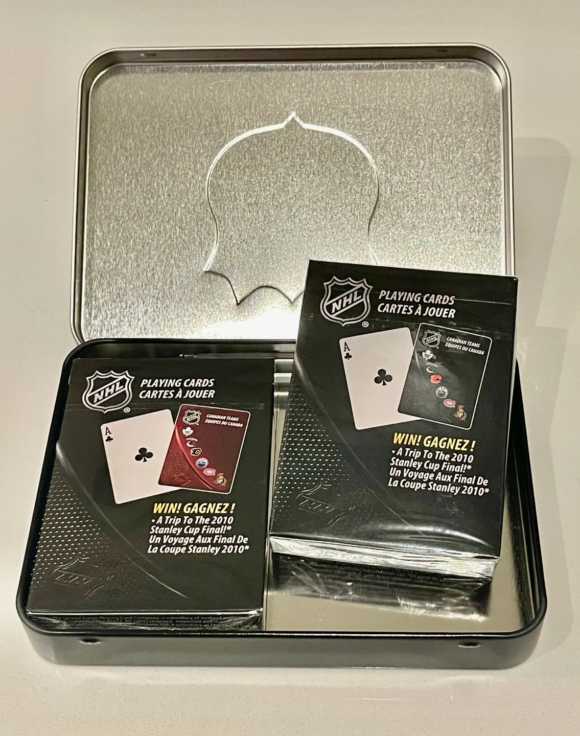 NHL Playing cards, poker chips & NHL book. image indicator(3)