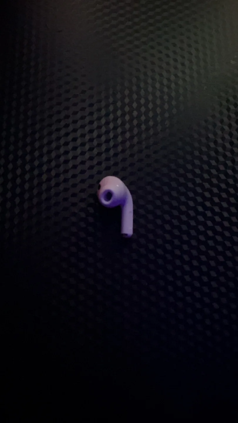 Left Side AirPods Pro (Generation 2) image indicator(2)