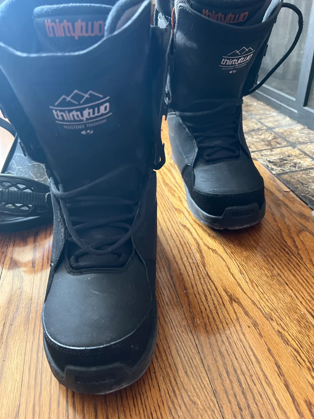 Ride A-10 Snowboard Bindings and ThirtyTwo Lashed Boots image indicator(2)