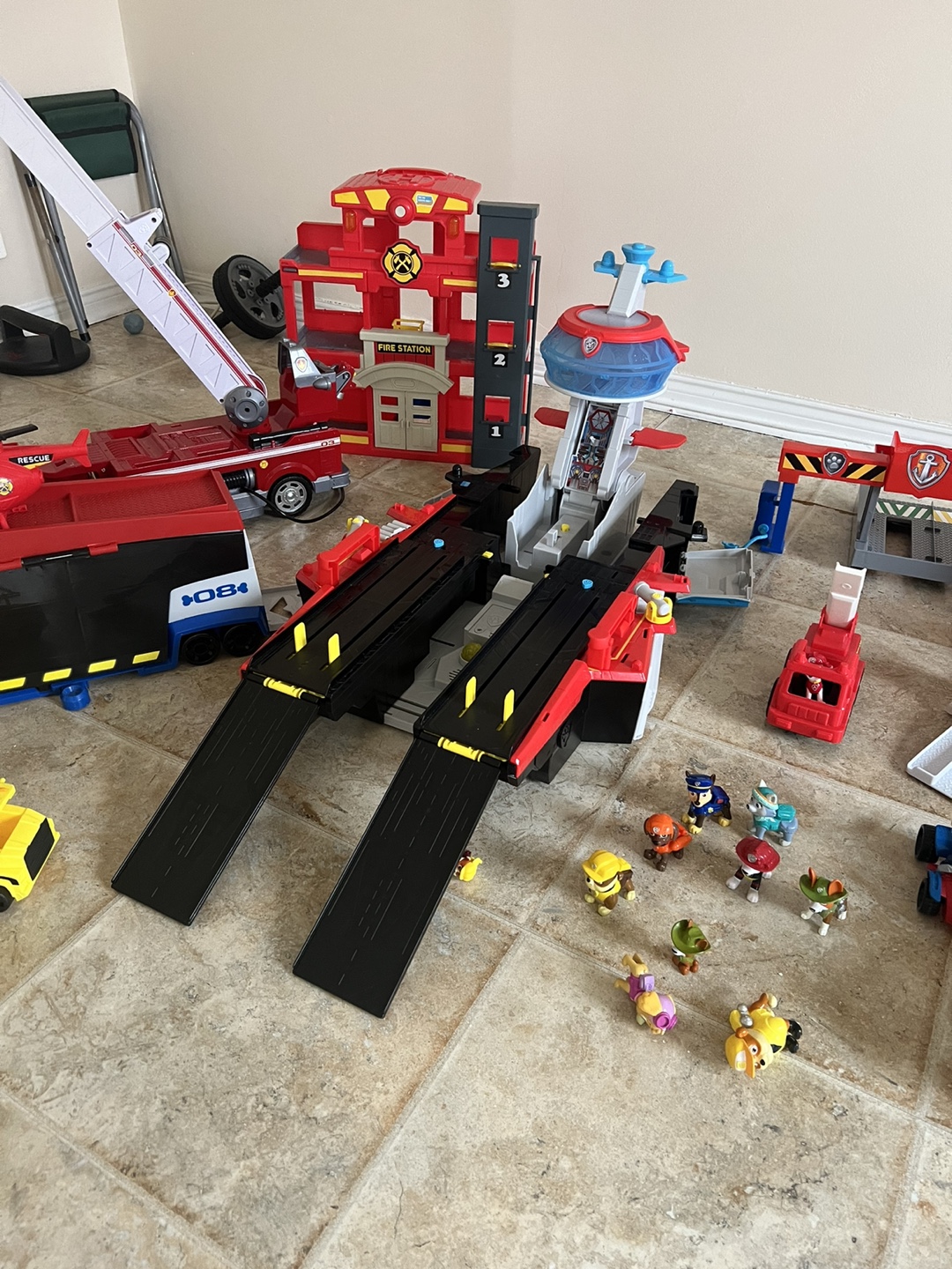 Paw Patrol Ultimate Rescue Playset - photo 3