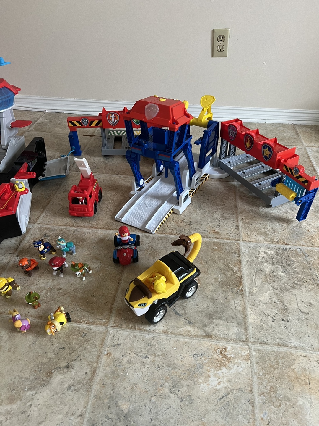 Paw Patrol Ultimate Rescue Playset - photo 2