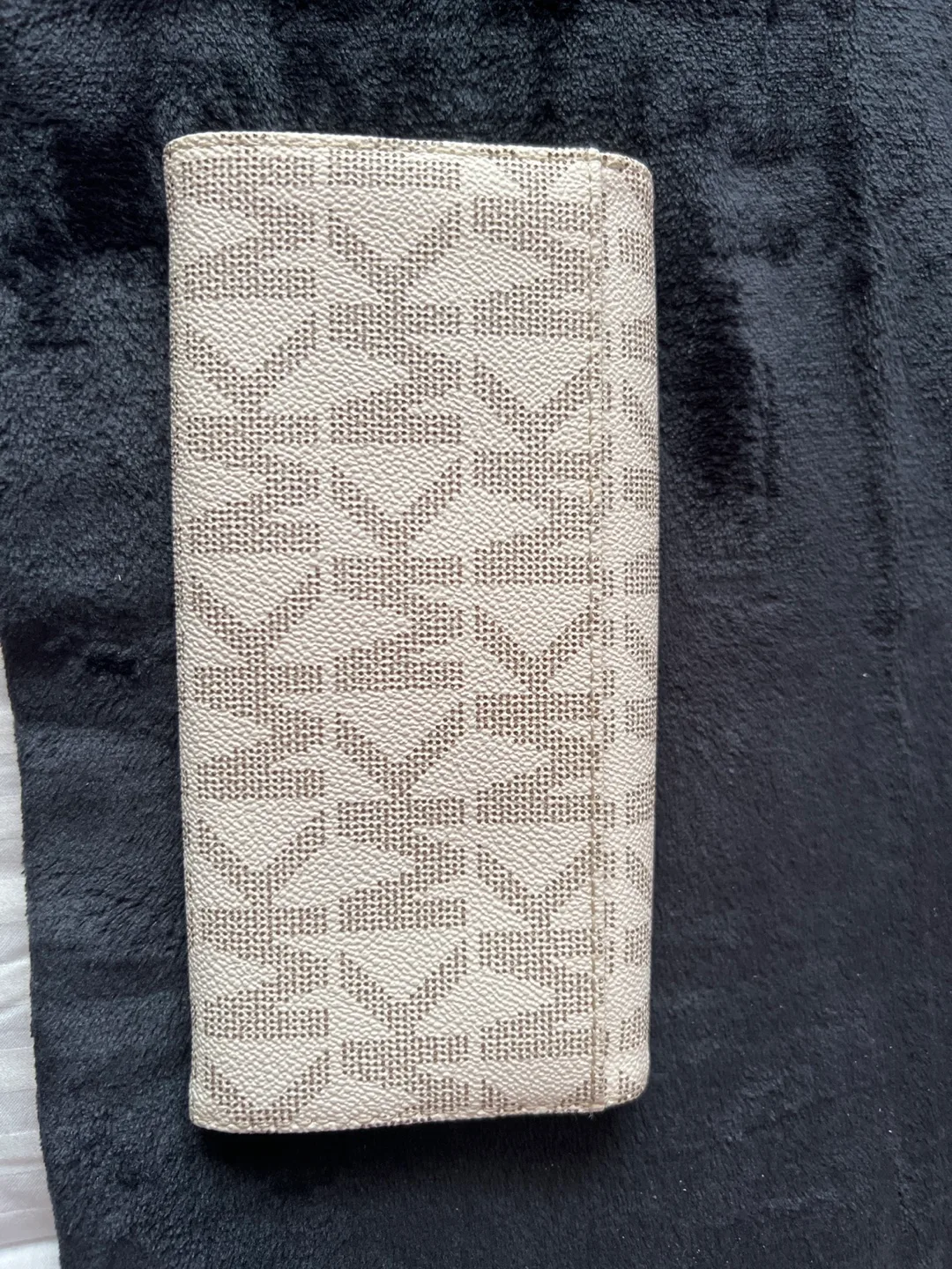 Michael Kors Wallet image indicator(2)