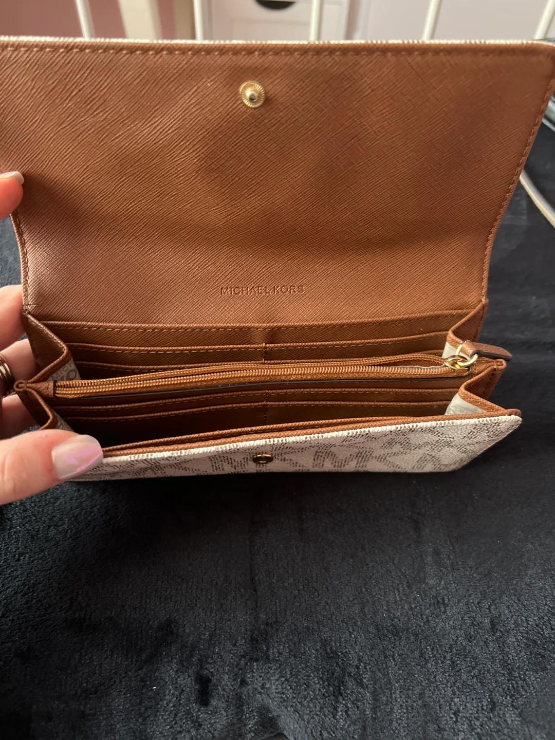 Michael Kors Wallet image indicator(3)