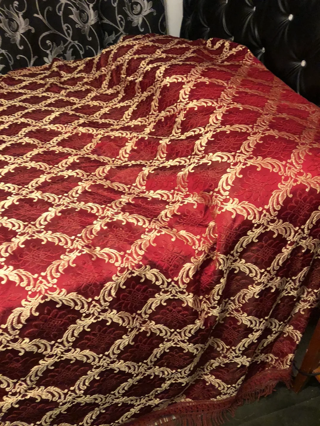 Red and Gold bed cover image indicator(2)