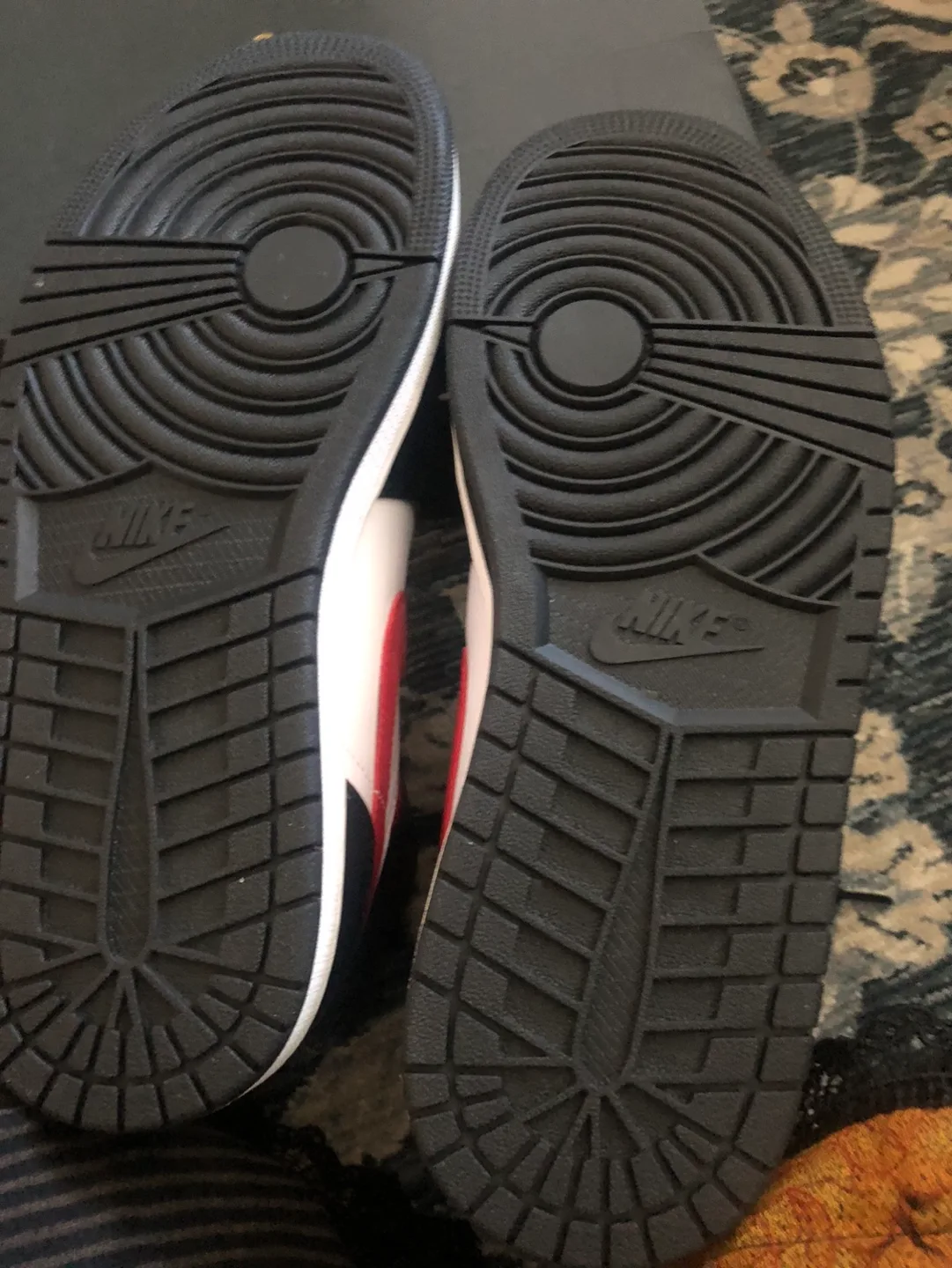 Air Jordan 1 Mid SE - Black/Red/White image indicator(3)