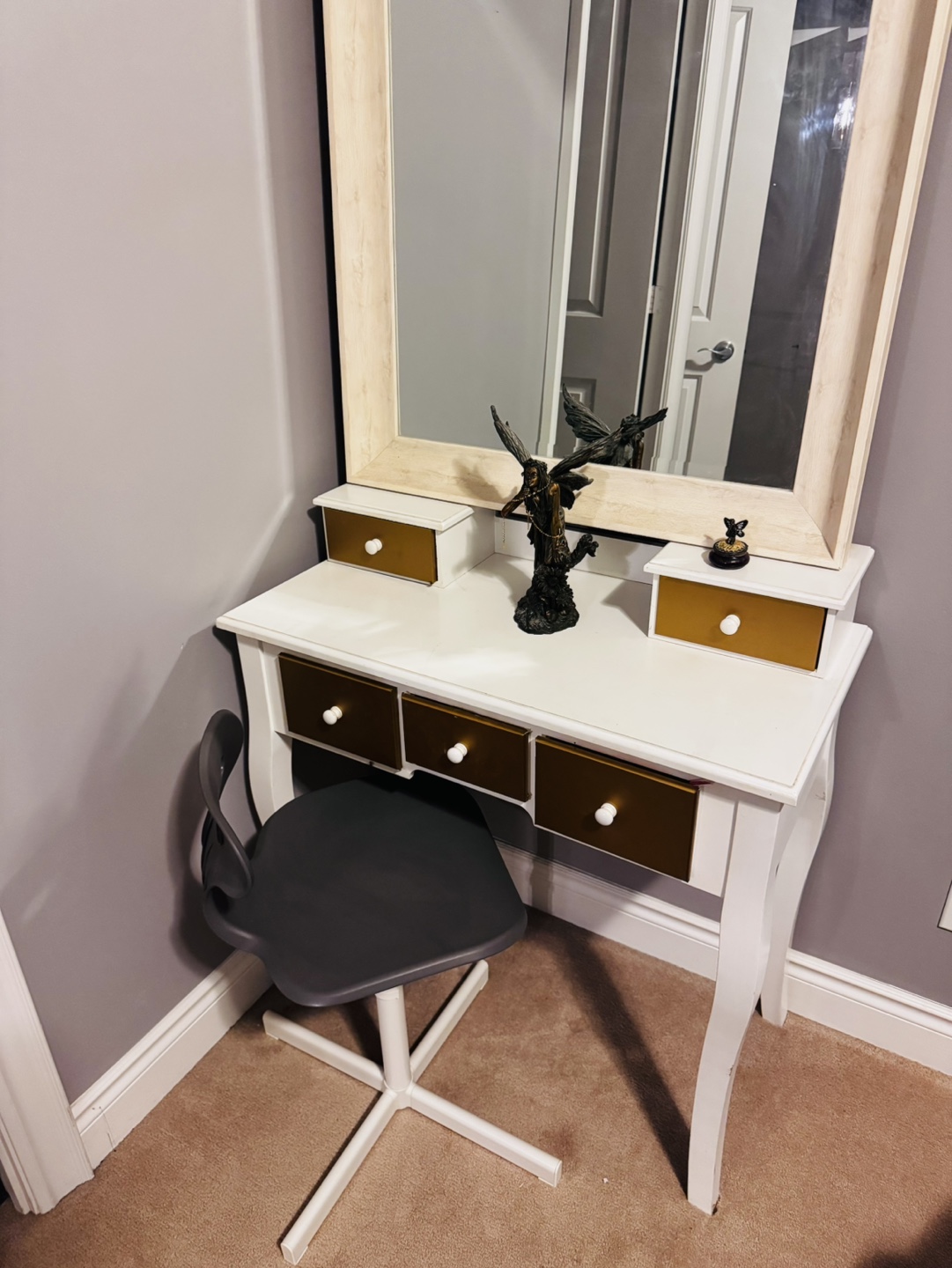 White Vanity Set with chair
