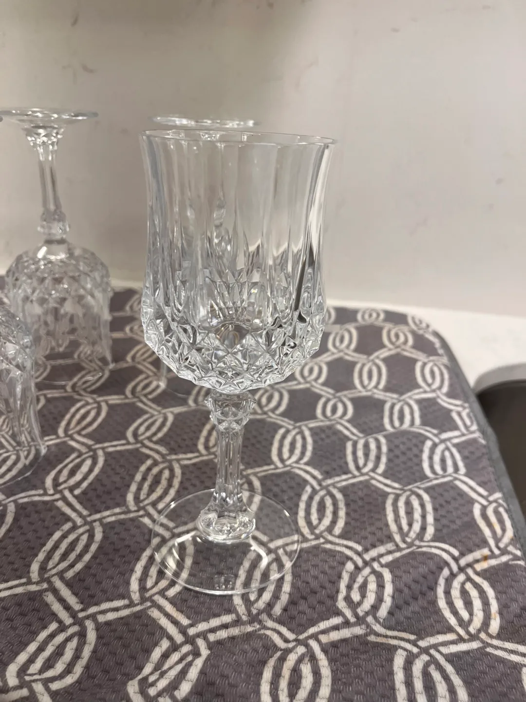 Set of 8 Wine Glasses image indicator(2)