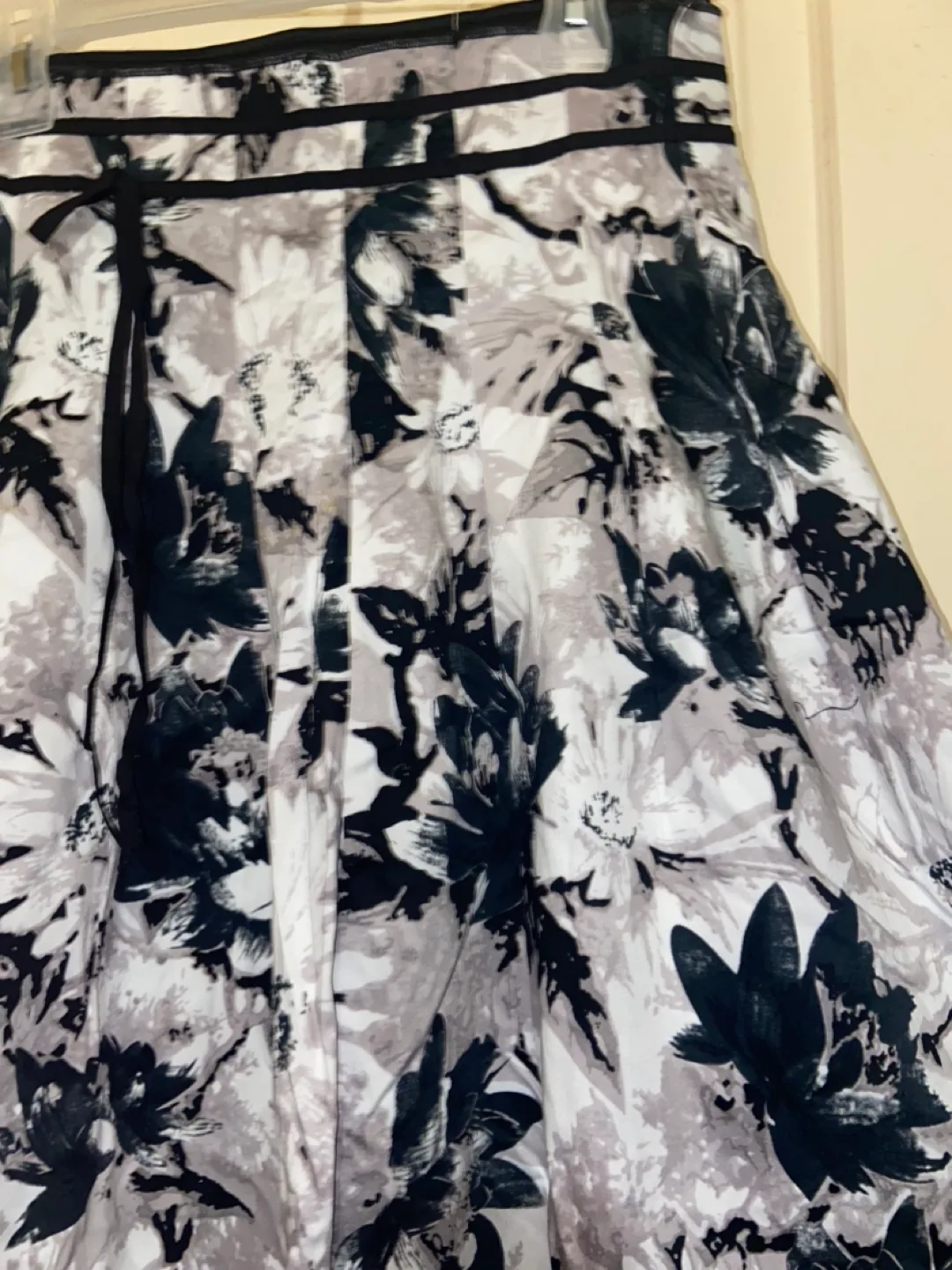 Women’s skirt size 12 (large) image indicator(2)