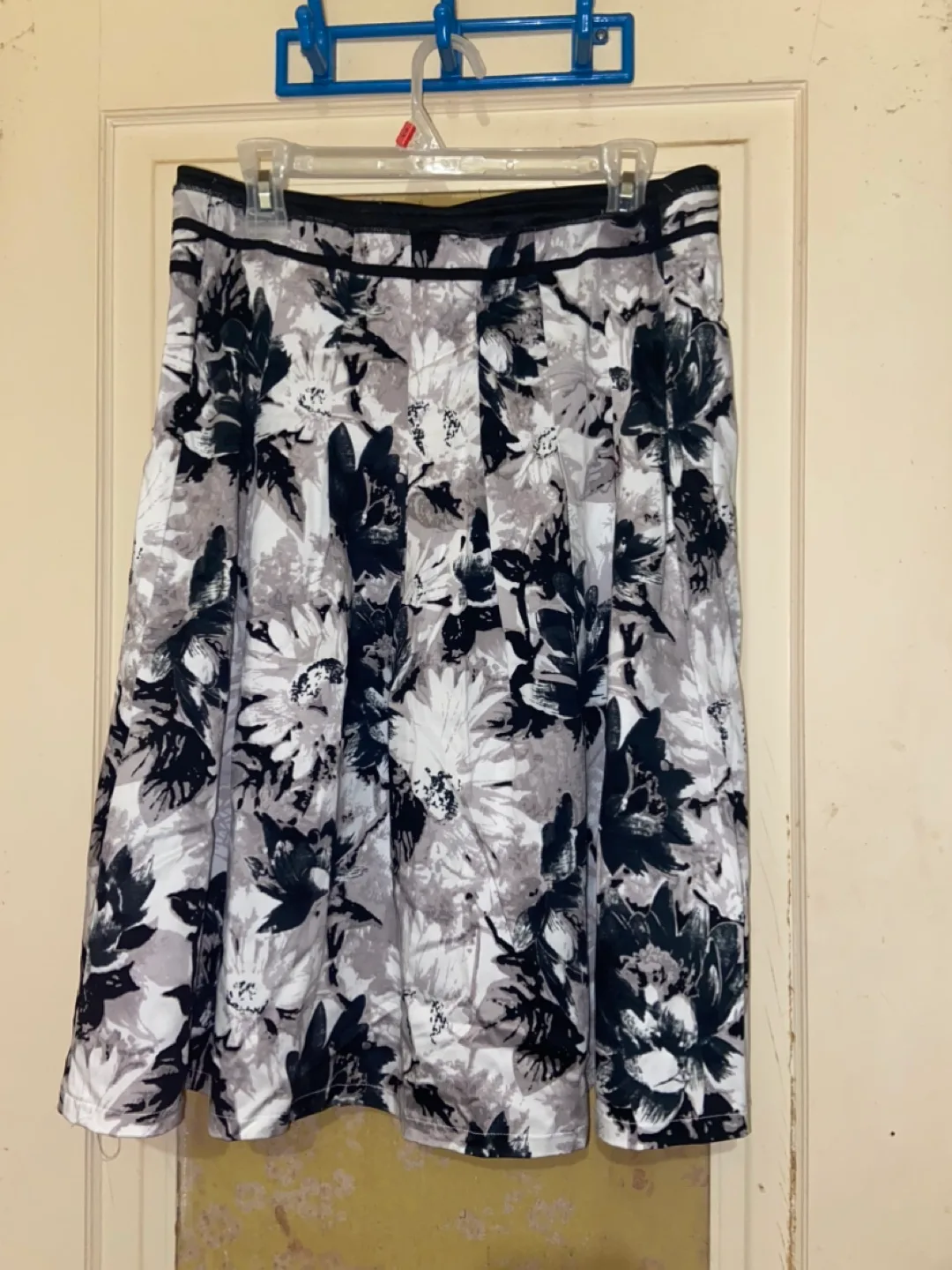 Women’s skirt size 12 (large) image indicator(3)