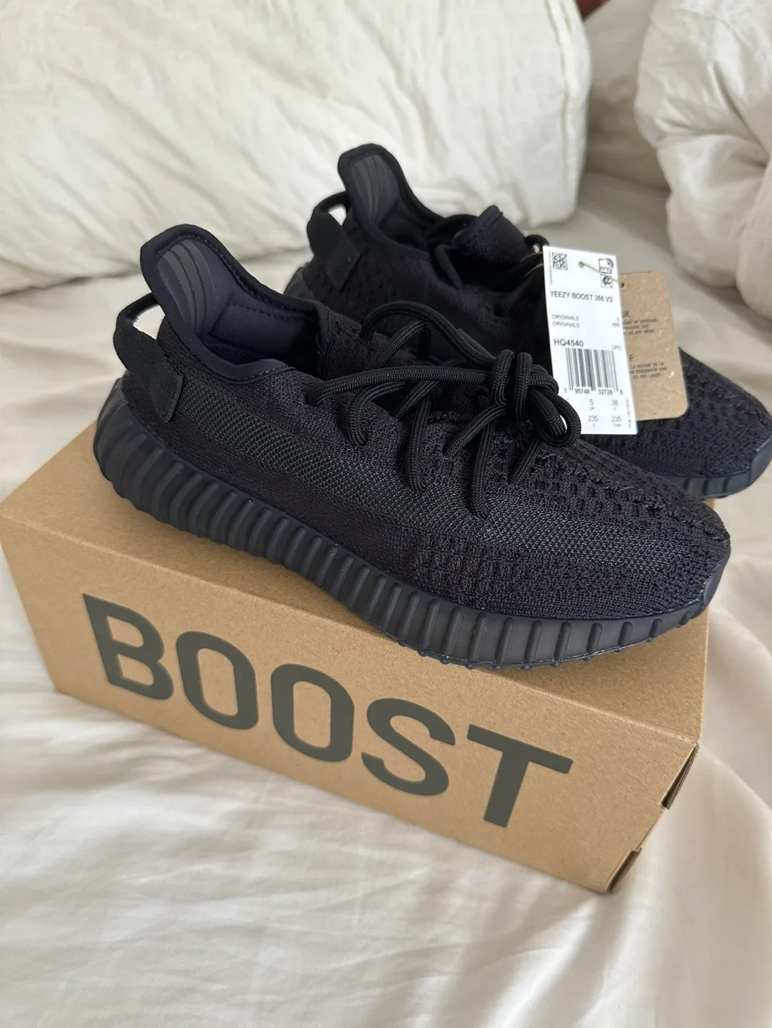 Yeezy Boost 350 V2 Black thumbnail