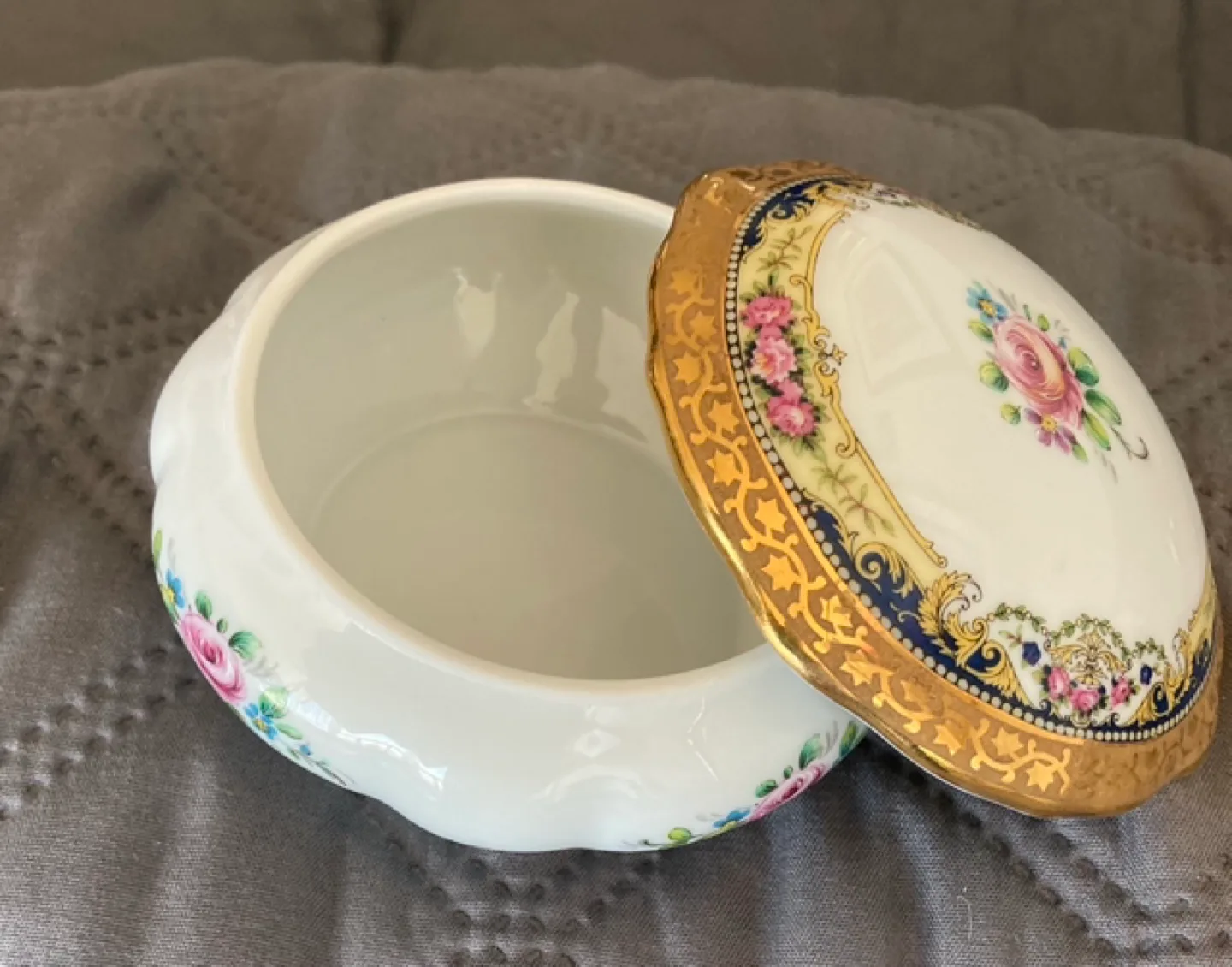 ✨Vintage French Limoges Porcelain Trinket Box image indicator(2)