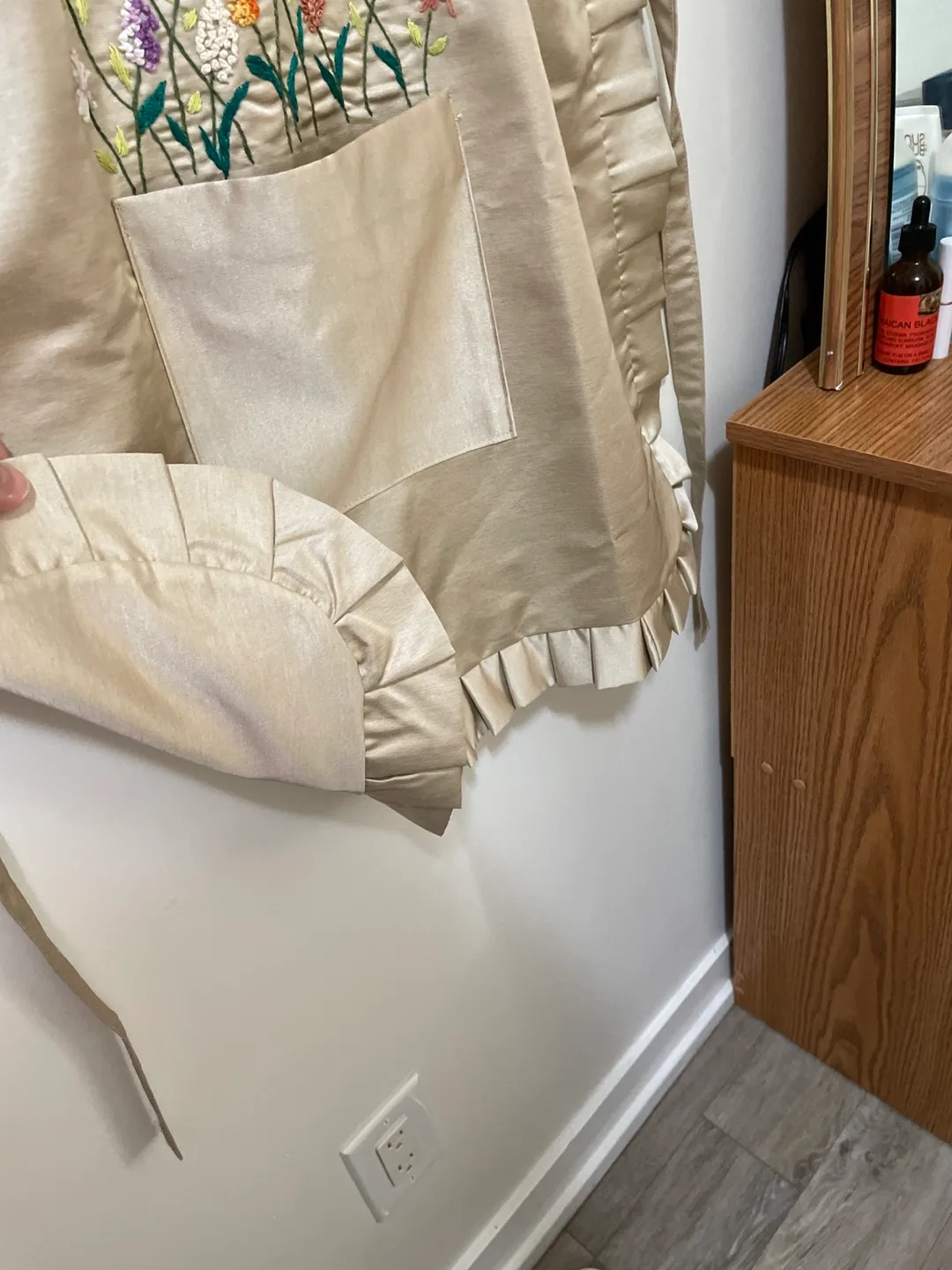 Floral Embroidered Apron image indicator(5)