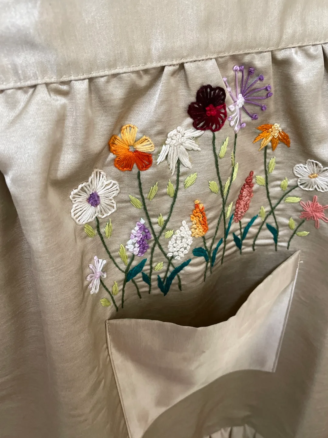 Floral Embroidered Apron image indicator(3)