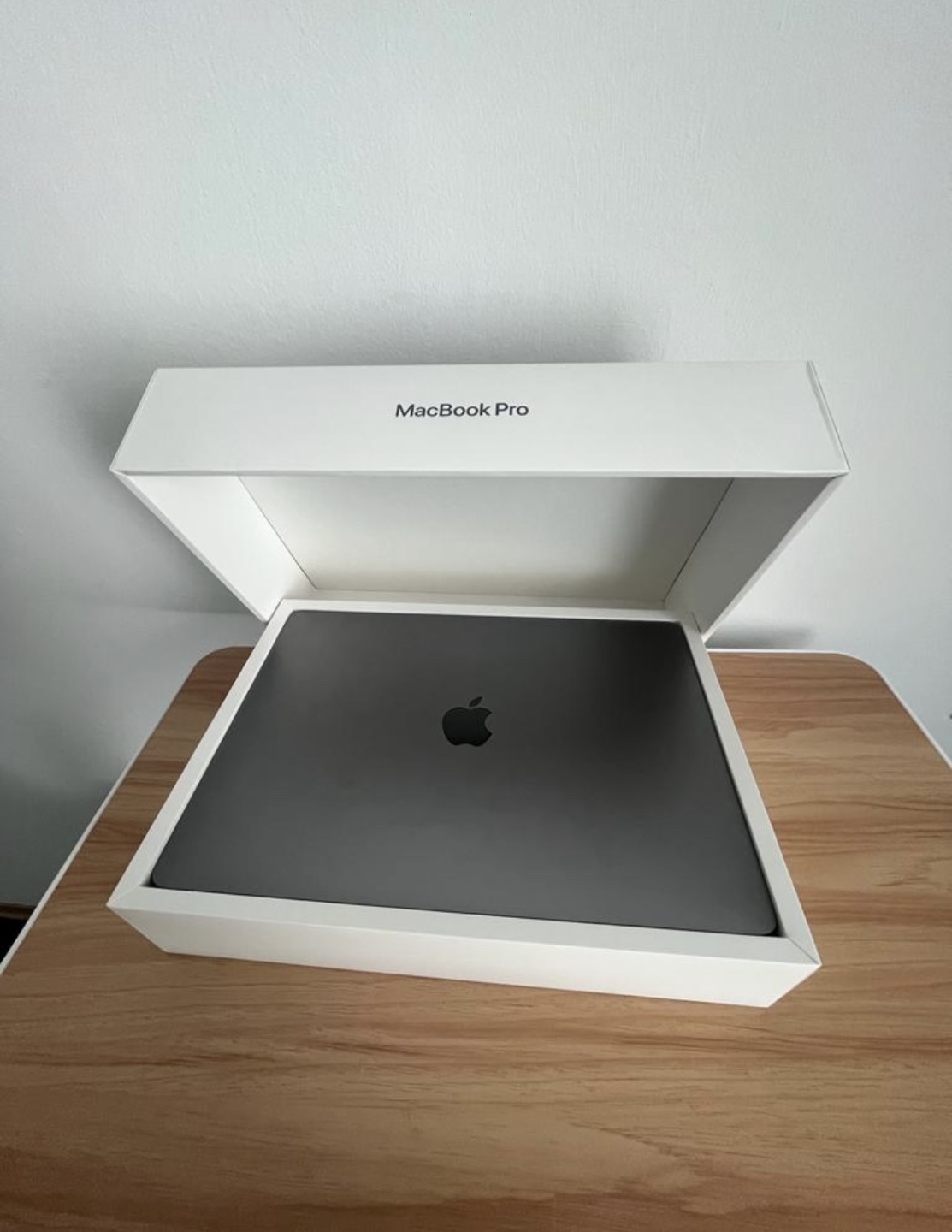 2022 13" MacBook Pro M2/99% battery/512gb/8gb RAM