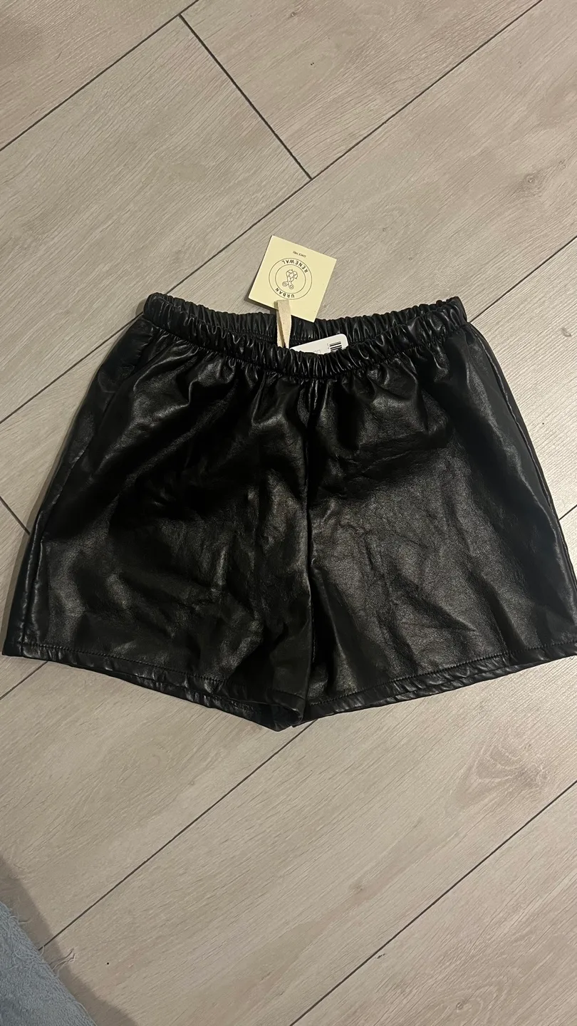 *BNWT* URBAN OUTFITTERS faux leather shorts - size S/M image indicator(3)